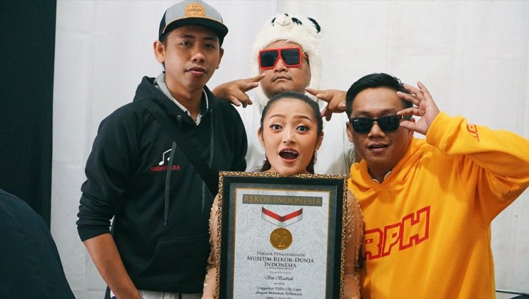 Siti Badriah (tengah). (Instagram/@sitibadriahh)