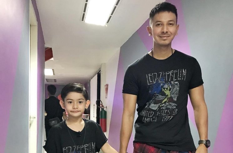Sonny Septian dan anak tirinya. (Instagram/@sonnyseptian)