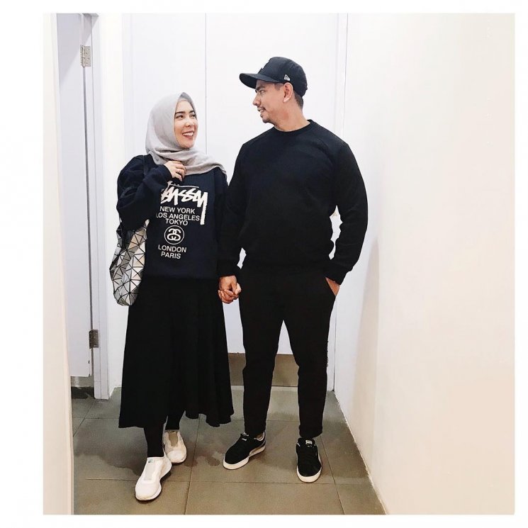 Fitri Tropica dan suaminya. (Instagram/@fitrop)