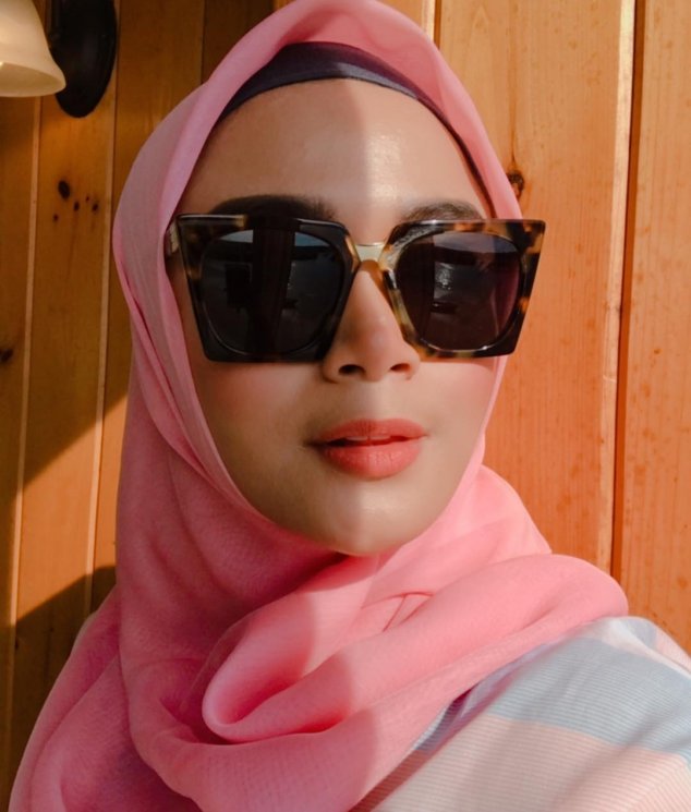 Sheza Idris berhijab. (Instagram/@shezaidris)