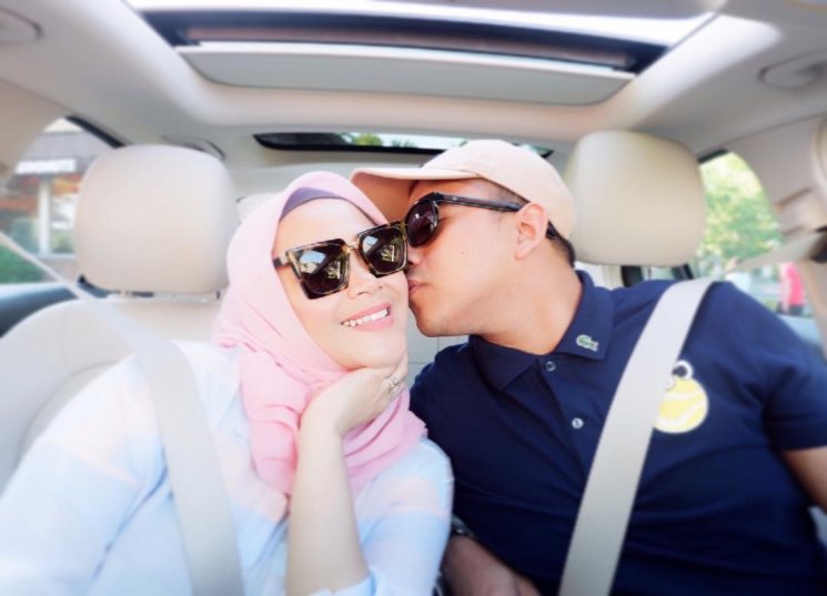 Sheza Idris berhijab. (Instagram/@shezaidris)