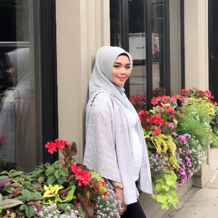 Sheza Idris berhijab. (Instagram/@shezaidris)