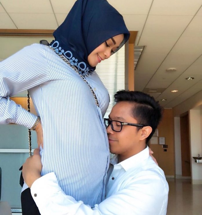 Sheza Idris berhijab. (Instagram/@shezaidris)