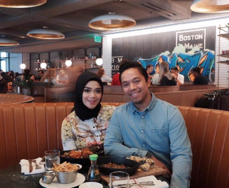 Sheza Idris berhijab. (Instagram/@shezaidris)