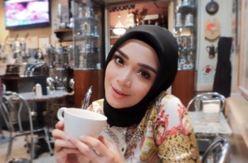 Kenakan Hijab, Yuk Intip 7 Potret Cantik Sheza Idris