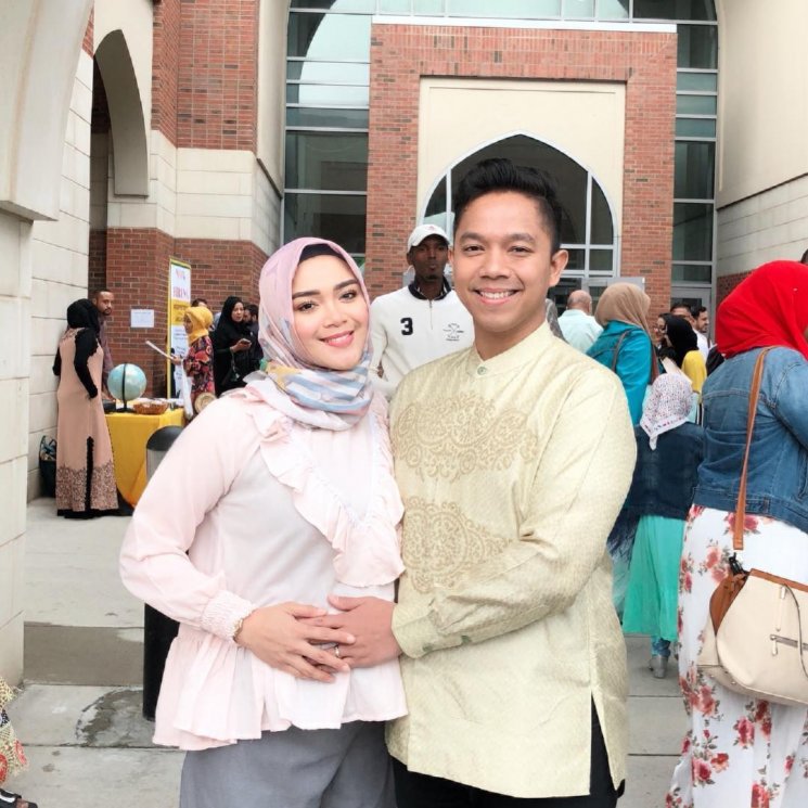 Sheza Idris berhijab. (Instagram/@shezaidris)