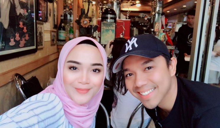 Sheza Idris berhijab. (Instagram/@shezaidris)