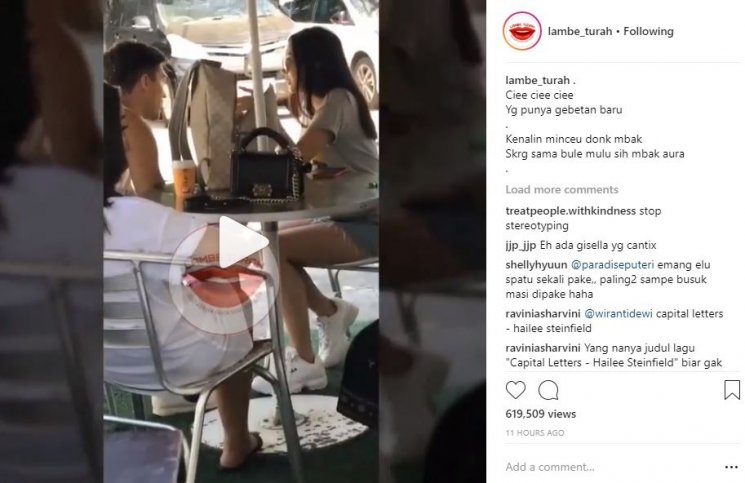 Aura Kasih tengah berbincang dengan teman bulenya. (Instagram/@lambe_turah)