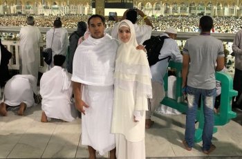 5 Pesona Cantik Nia Ramadhani Saat Berada di Tanah Suci