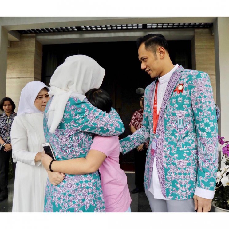 Moment pamitan Agus Harimurti Yudhoyono dan Annisa Pohan sebelum berangkat haji. (Instagram/@aniyudhoyono)