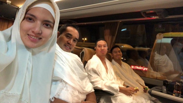 Nia Ramadhani di Tanah Suci (Instagram/@ardibakrie)