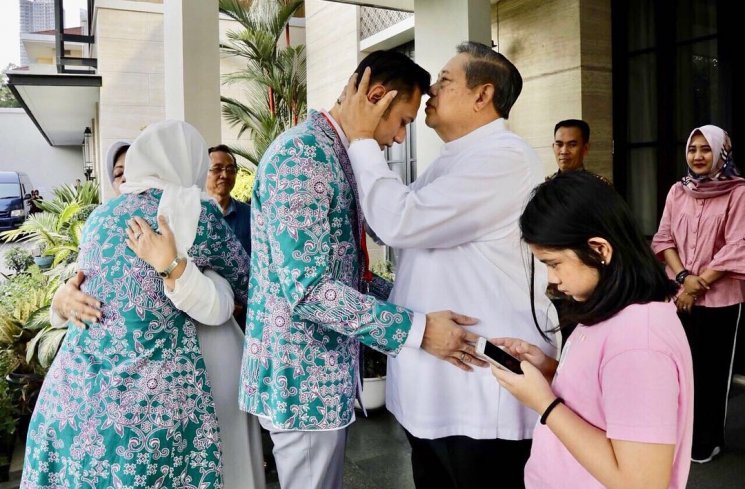 Moment pamitan Agus Harimurti Yudhoyono dan Annisa Pohan sebelum berangkat haji. (Instagram/@aniyudhoyono)