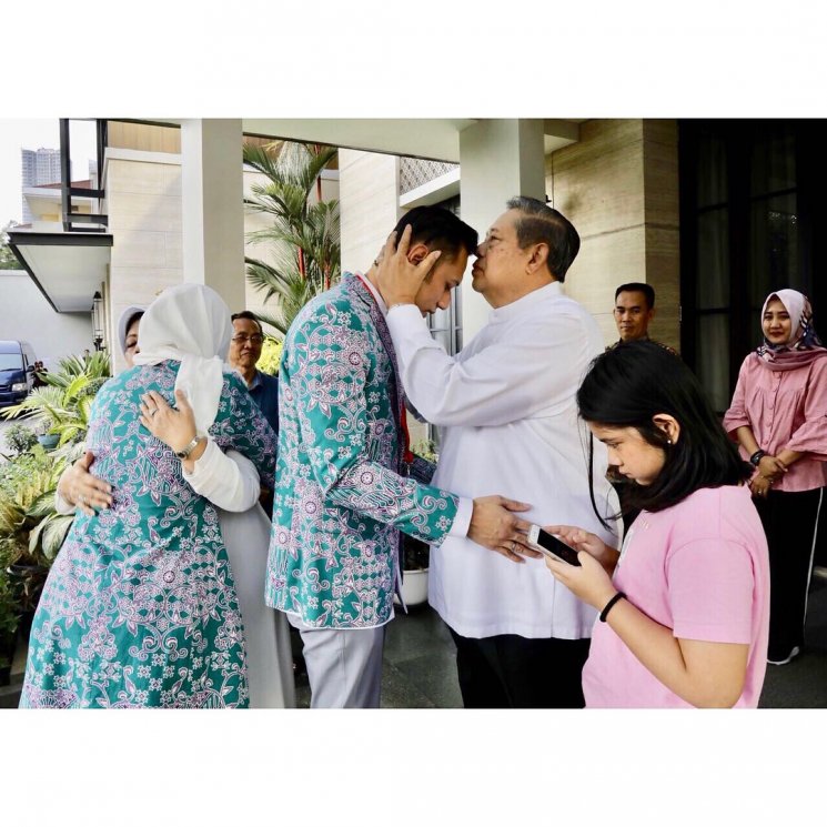 Moment pamitan Agus Harimurti Yudhoyono dan Annisa Pohan sebelum berangkat haji. (Instagram/@aniyudhoyono)
