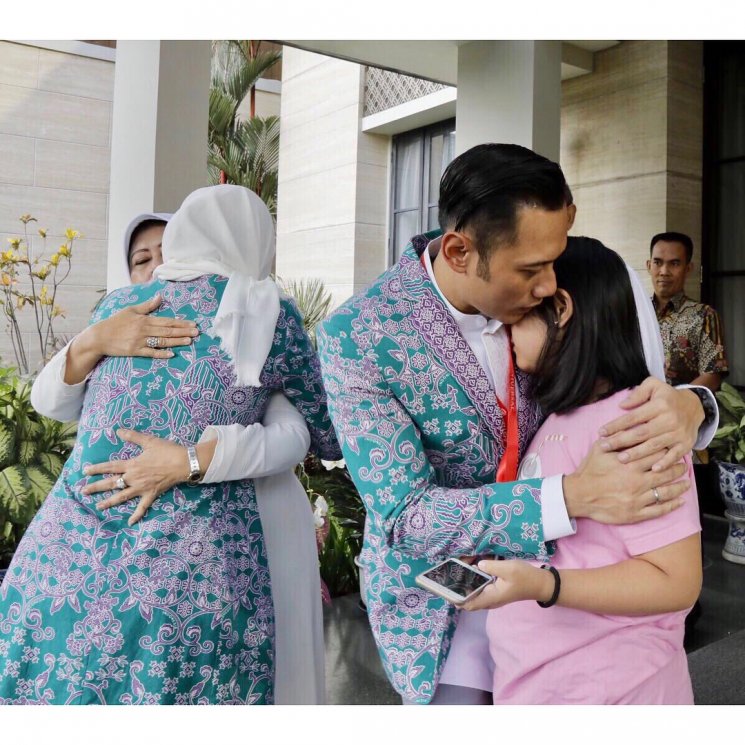 Moment pamitan Agus Harimurti Yudhoyono dan Annisa Pohan sebelum berangkat haji. (Instagram/@aniyudhoyono)