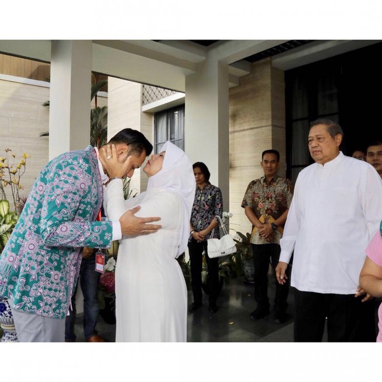 Moment pamitan Agus Harimurti Yudhoyono dan Annisa Pohan sebelum berangkat haji. (Instagram/@aniyudhoyono)