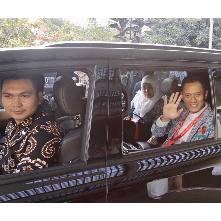 Moment pamitan Agus Harimurti Yudhoyono dan Annisa Pohan sebelum berangkat haji. (Instagram/@aniyudhoyono)