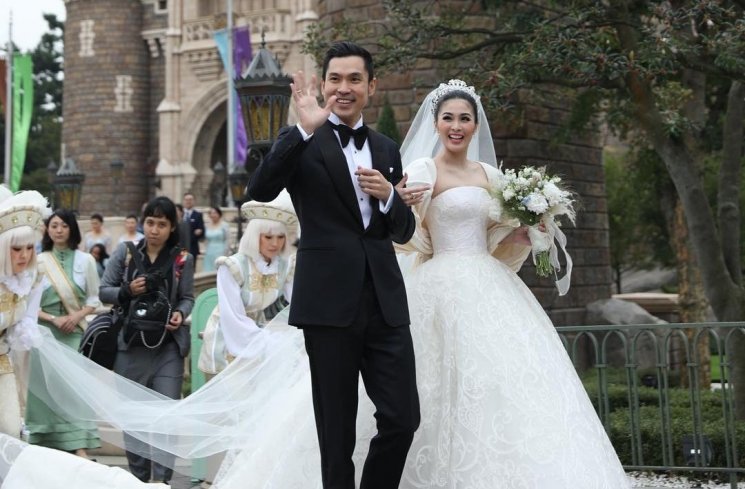 Keromantisan Sandra Dewi dan Harvey Moeis. (Instagram/@sandradewi88)