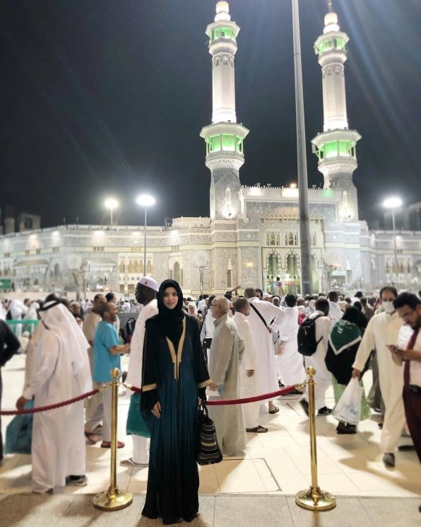 Nia Ramadhani saat haji. (Instagram/@ramadhaniabakrie)