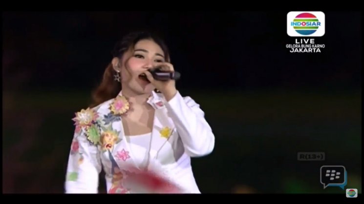 Screenshot aksi Via Vallen di upacara pembukaan Asian Games 2018. (YouTube)