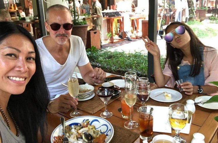 Anggun C Sasmi bersama suami dan anaknya. (Instagram/@anggun_cipta)