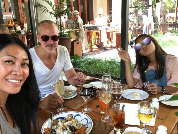 Anggun C Sasmi bersama suami dan anaknya. (Instagram/@anggun_cipta)