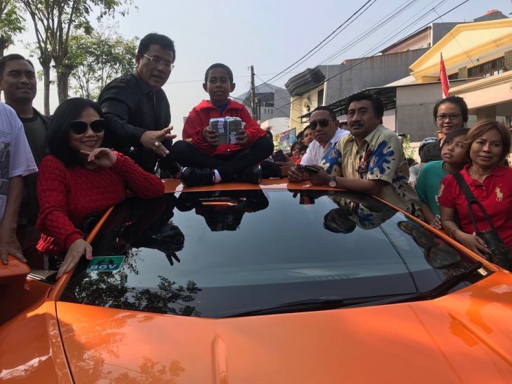 Momen Joni bertemu Hotman Paris. (Instagram/@hotmanparisofficial)