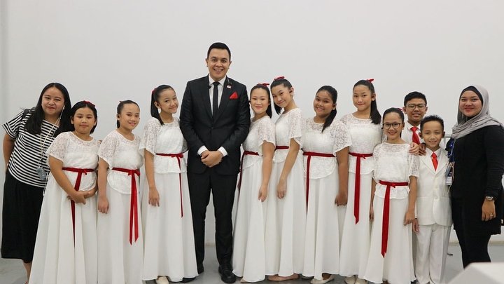 Penyanyi di pembukaan Asian Games 2018. (Instagram/@divauroraaaa)
