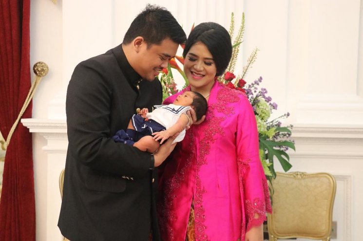 Bobby Nasution dan Kahiyang Ayu mengenalkan putri pertamanya. (Instagram/@ayanggkahiyang)