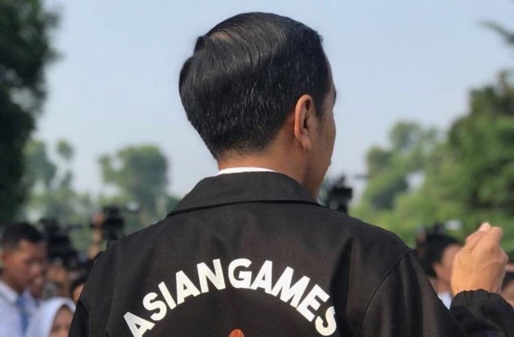 Momen Presiden Joko Widodo mengenakan produk fashion lokal. (Instagram/@jokowi)