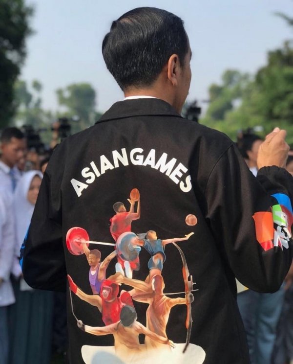 Momen Presiden Joko Widodo mengenakan produk fashion lokal. (Instagram/@jokowi)