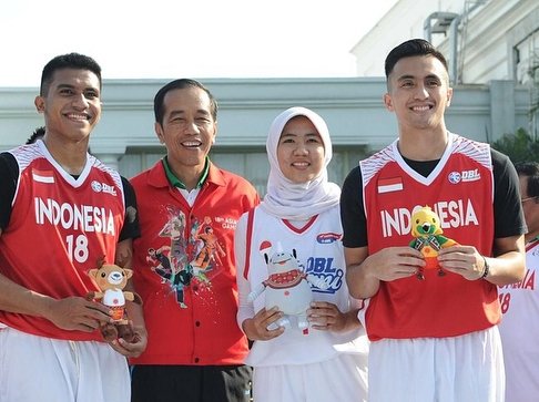 Momen Presiden Joko Widodo mengenakan produk fashion lokal. (Instagram/@nevertoolavish)