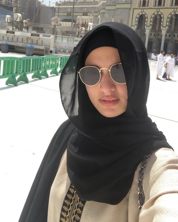 Nia Ramadhani dan Ardi Bakrie naik haji. (Instagram/@nrabsfamily)