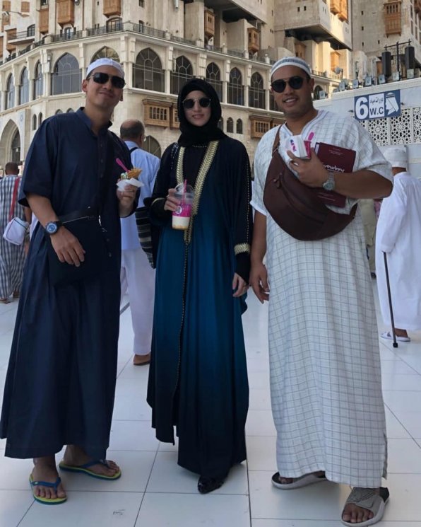 Nia Ramadhani dan Ardi Bakrie naik haji. (Instagram/@nrabsfamily)