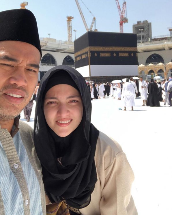Nia Ramadhani dan Ardi Bakrie naik haji. (Instagram/@nrabsfamily)
