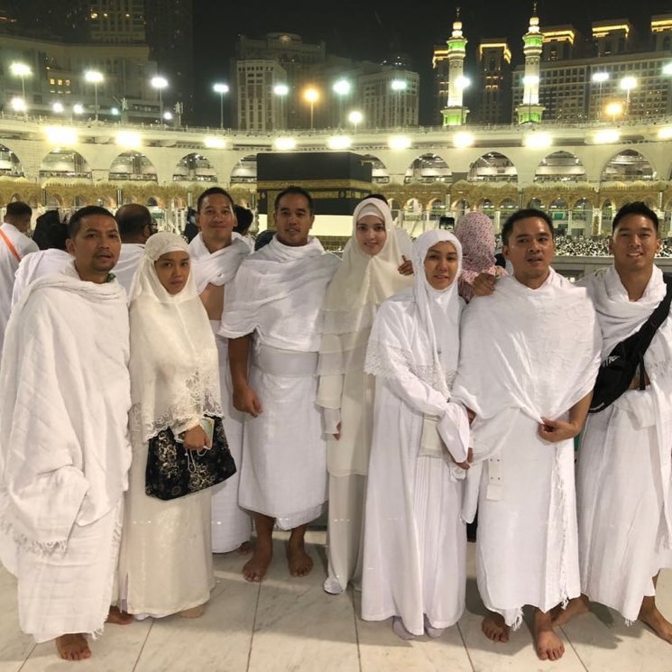 Nia Ramadhani dan Ardi Bakrie naik haji. (Instagram/@ardibakrie)