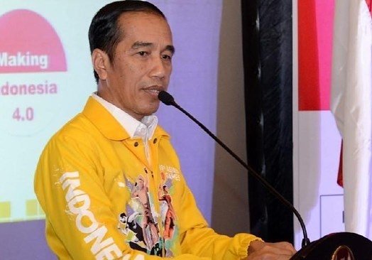 Momen Presiden Joko Widodo mengenakan produk fashion lokal. (Instagram/@nevertoolavish)