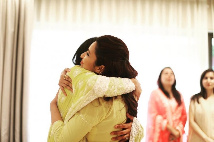 Parineeti Chopra memeluk Priyanka Chopra (Instagram/@parineetichopra)