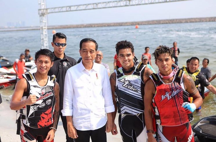 Ketiga atlet JetSki dan Presiden Jokowi (kemeja putih). (Instagram/@aqsaaswar)