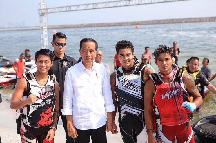 Ketiga atlet JetSki dan Presiden Jokowi (kemeja putih). (Instagram/@aqsaaswar)