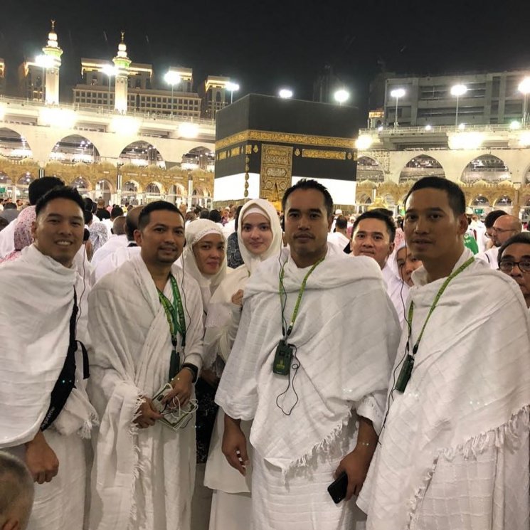 Nia Ramadhani dan Ardi Bakrie naik haji. (Instagram/@ardibakrie)