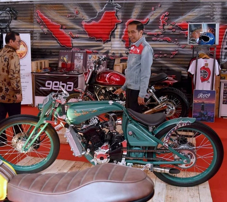 Momen Presiden Joko Widodo mengenakan produk fashion lokal. (Instagram/@jokowi)