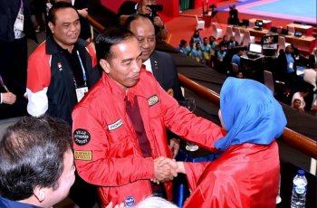 7 Potret Jokowi Kenakan Produk Fashion Lokal