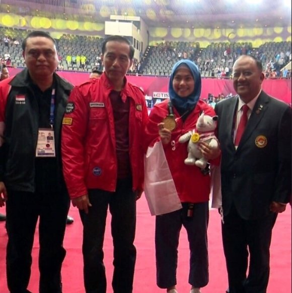 Momen Presiden Joko Widodo mengenakan produk fashion lokal. (Twitter/@KemensetnegRI)