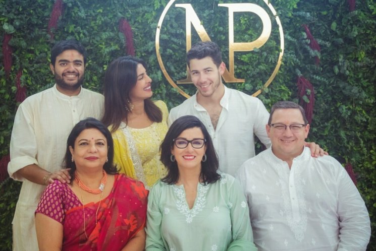 Priyanka Chopra, Nick Jonas, dan keluarga (Instagram/@priyankachopra)