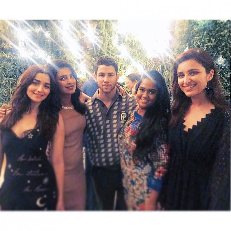 Alia Bhatt, Arpita Khan, dan Parineeti Chopra bersama Nick dan Priyanka (Instagram/@aliaabhatt)
