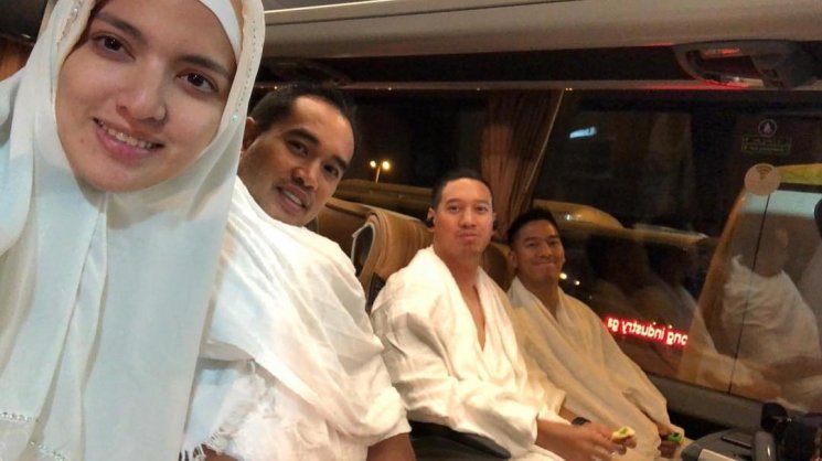 Nia Ramadhani dan Ardi Bakrie naik haji. (Instagram/@nrabsfamily)