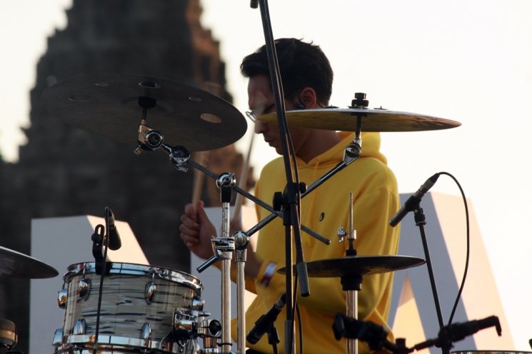 Marco Steffiano drummer Barasuara saat tampil di Prambanan Jazz Festival 2018, Minggu (19/8/2018). (Matamata.com/Bima Sandria)
