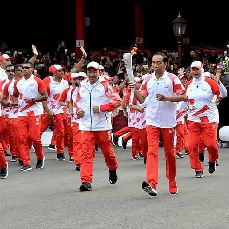 Momen Presiden Joko Widodo mengenakan produk fashion lokal. (Instagram/@nah.project)