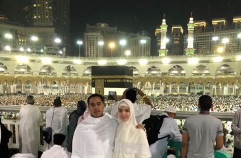 10 Momen Damai Nia Ramadhani dan Ardi Bakrie saat Ibadah Haji