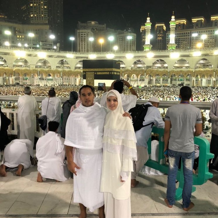 Nia Ramadhani dan Ardi Bakrie naik haji. (Instagram/@ardibakrie)